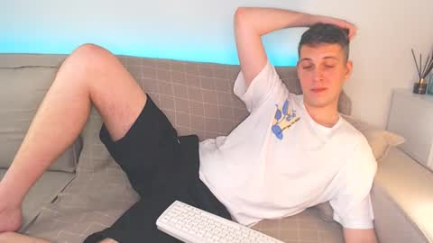 Snapshot of oliver_hort chatting on 01/21/25, 06:12 Oliver online show from 01/21/25, 06:12