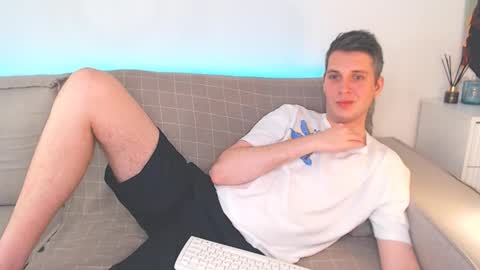 Snapshot of oliver_hort chatting on 02/08/25, 02:05 Oliver online show from 02/08/25, 02:05