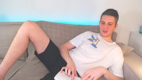 Snapshot of oliver_hort chatting on 02/12/25, 05:16 Oliver online show from 02/12/25, 05:16