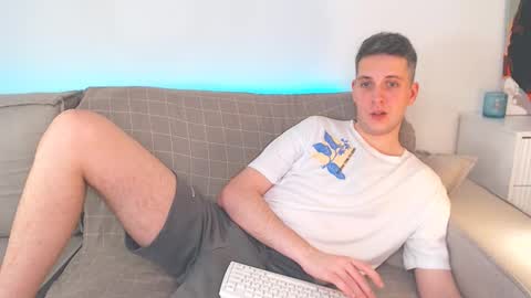 Snapshot of oliver_hort chatting on 02/18/25, 03:32 Oliver online show from 02/18/25, 03:32