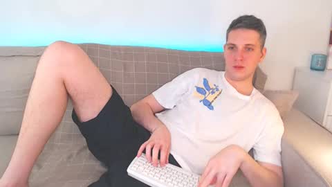 Snapshot of oliver_hort chatting on 02/28/25, 10:41 Oliver online show from 02/28/25, 10:41