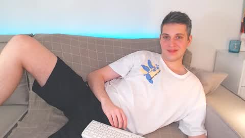 Snapshot of oliver_hort chatting on 03/12/25, 01:40 Oliver online show from 03/12/25, 01:40