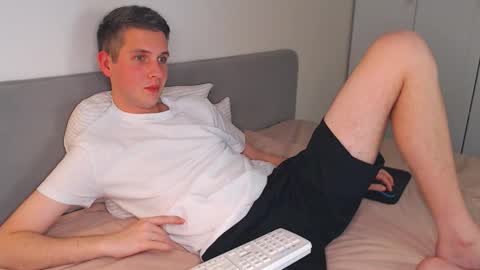 Snapshot of oliver_hort chatting on 10/22/25, 05:45 Oliver online show from 10/22/25, 05:45