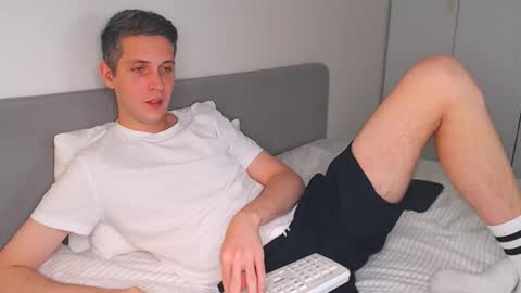 Snapshot of oliver_hort chatting on 11/04/25, 05:23 Oliver online show from 11/04/25, 05:23