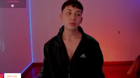 Snapshot of oliver_kyy chatting on 11/19/25, 07:03 oliveeer online show from 11/19/25, 07:03