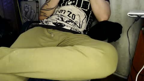 Snapshot of oliver_laid_2023 chatting on 11/16/25, 01:11 oliver_laid_2023 online show from 11/16/25, 01:11