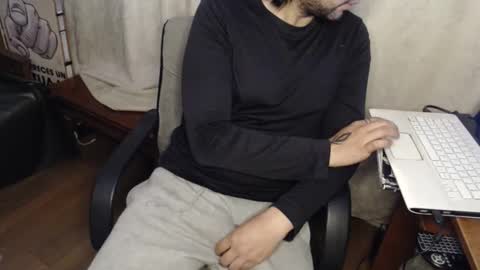 Snapshot of oliver_laid_2023 chatting on 11/28/25, 02:47 oliver_laid_2023 online show from 11/28/25, 02:47