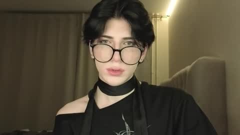 Snapshot of oliver_star_boy chatting on 03/10/26, 01:43 oliver online show from 03/10/26, 01:43