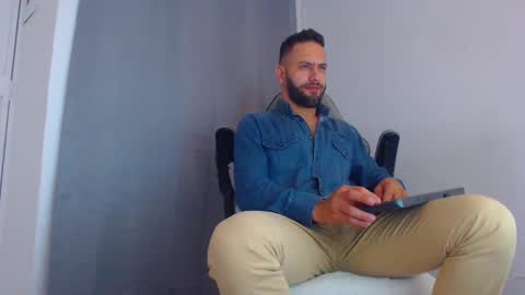 oliver online show from 01/30/25, 01:44