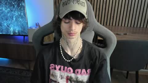 Snapshot of oliverrgroove chatting on 04/15/26, 11:17 oliverrgroove online show from 04/15/26, 11:17