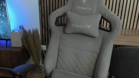 Snapshot of oliverrgroove chatting on 04/19/26, 12:15 oliverrgroove online show from 04/19/26, 12:15