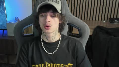 Snapshot of oliverrgroove chatting on 04/23/26, 12:04 oliverrgroove online show from 04/23/26, 12:04