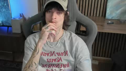 Snapshot of oliverrgroove chatting on 04/24/26, 02:41 oliverrgroove online show from 04/24/26, 02:41