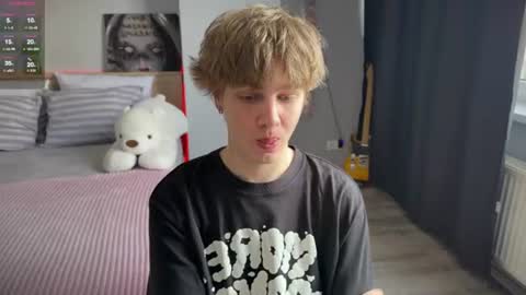 Snapshot of olivertasty chatting on 06/19/26, 01:37 oliver online show from 06/19/26, 01:37