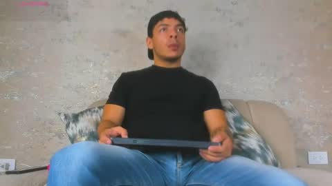 Snapshot of oliverwyse chatting on 06/21/26, 02:25 Oliver online show from 06/21/26, 02:25