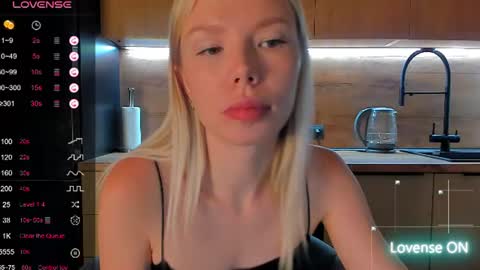 Snapshot of olivia_bells chatting on 06/17/26, 08:32 Olivia 3 online show from 06/17/26, 08:32