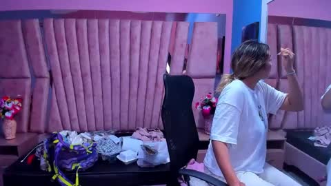 Snapshot of olivia_fox69 chatting on 01/16/25, 12:02  OLIVIA  online show from 01/16/25, 12:02