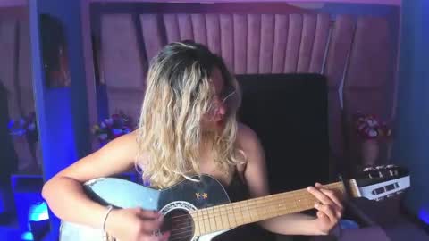 Snapshot of olivia_fox69 chatting on 01/19/25, 03:08  OLIVIA  online show from 01/19/25, 03:08