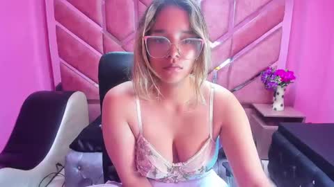 Snapshot of olivia_fox69 chatting on 01/26/25, 03:48  OLIVIA  online show from 01/26/25, 03:48