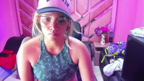 Snapshot of olivia_fox69 chatting on 01/30/25, 03:44  OLIVIA  online show from 01/30/25, 03:44