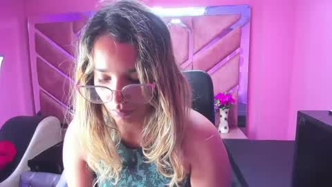 Snapshot of olivia_fox69 chatting on 01/31/25, 03:30  OLIVIA  online show from 01/31/25, 03:30