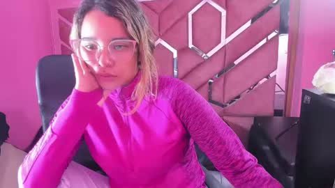 Snapshot of olivia_fox69 chatting on 02/04/25, 03:33  OLIVIA  online show from 02/04/25, 03:33