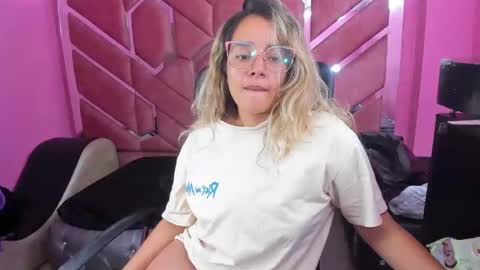 Snapshot of olivia_fox69 chatting on 02/09/25, 06:11  OLIVIA  online show from 02/09/25, 06:11