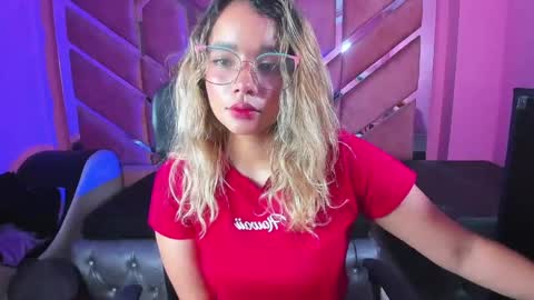 Snapshot of olivia_fox69 chatting on 02/20/25, 03:45  OLIVIA  online show from 02/20/25, 03:45