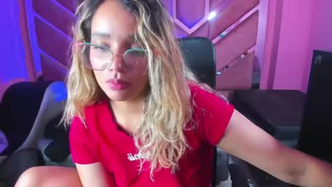 Snapshot of olivia_fox69 chatting on 02/20/25, 06:50  OLIVIA  online show from 02/20/25, 06:50