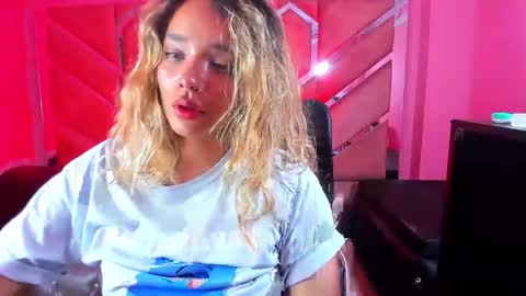 Snapshot of olivia_fox69 chatting on 02/26/25, 03:10  OLIVIA  online show from 02/26/25, 03:10