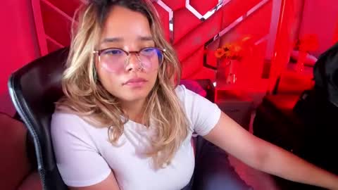 Snapshot of olivia_fox69 chatting on 09/18/25, 03:30  OLIVIA  online show from 09/18/25, 03:30