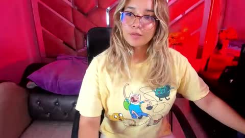 Snapshot of olivia_fox69 chatting on 09/19/25, 02:35  OLIVIA  online show from 09/19/25, 02:35