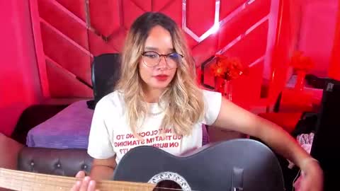 Snapshot of olivia_fox69 chatting on 10/17/25, 02:15  OLIVIA  online show from 10/17/25, 02:15