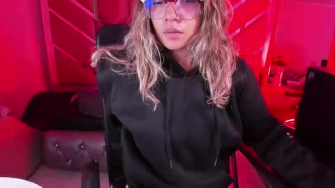 Snapshot of olivia_fox69 chatting on 02/14/26, 04:09 OLIVIA online show from 02/14/26, 04:09