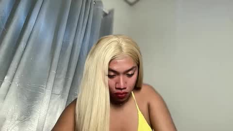 Snapshot of olivia_johnson69x chatting on 02/11/25, 02:02 OLIVIA online show from 02/11/25, 02:02