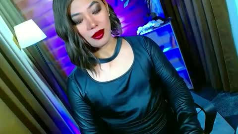 Snapshot of olivia_the_temptress27 chatting on 05/13/26, 05:27 Miss OLIVIA online show from 05/13/26, 05:27