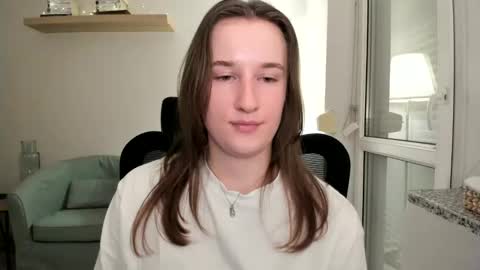 Snapshot of oliviaaa2003 chatting on 12/21/24, 10:40 Oliwiaa2004 online show from 12/21/24, 10:40