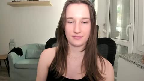 Snapshot of oliviaaa2003 chatting on 01/25/25, 10:28 Oliwiaa2004 online show from 01/25/25, 10:28