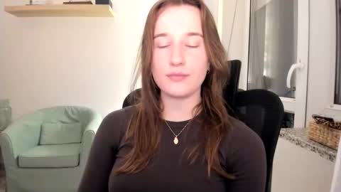 Snapshot of oliviaaa2003 chatting on 09/14/25, 04:39 Oliwiaa2004 online show from 09/14/25, 04:39