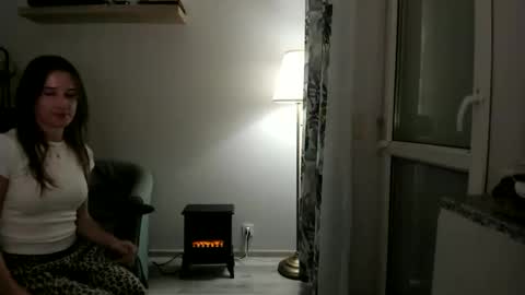 Snapshot of oliviaaa2003 chatting on 12/15/25, 06:56 Oliwiaa2004 online show from 12/15/25, 06:56