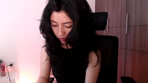 oliviaaa__ online show from 01/11/25, 06:33