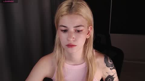 Snapshot of oliviademur chatting on 10/22/25, 01:06 Olivia and Niko online show from 10/22/25, 01:06