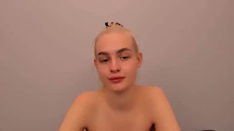 Snapshot of oliviahappy chatting on 12/22/25, 07:33 oliviaBeauty online show from 12/22/25, 07:33