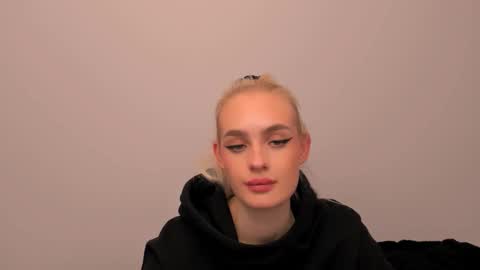 Snapshot of oliviahappy chatting on 02/11/26, 08:03 oliviaBeauty online show from 02/11/26, 08:03