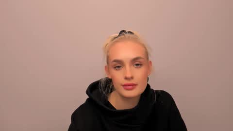 Snapshot of oliviahappy chatting on 02/12/26, 02:45 oliviaBeauty online show from 02/12/26, 02:45