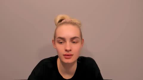 Snapshot of oliviahappy chatting on 02/22/26, 07:01 oliviaBeauty online show from 02/22/26, 07:01