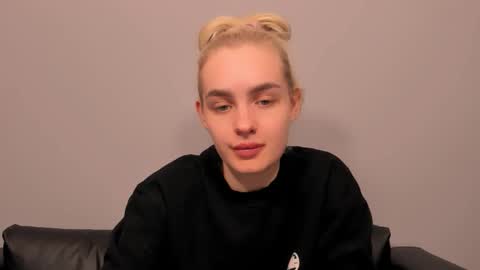 Snapshot of oliviahappy chatting on 02/23/26, 06:49 oliviaBeauty online show from 02/23/26, 06:49