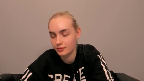 Snapshot of oliviahappy chatting on 02/25/26, 07:01 oliviaBeauty online show from 02/25/26, 07:01