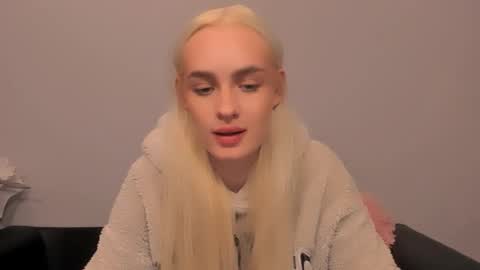 Snapshot of oliviahappy chatting on 03/06/26, 05:53 oliviaBeauty online show from 03/06/26, 05:53