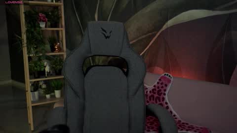 Snapshot of oliviamcclean chatting on 10/08/25, 01:03 Liv online show from 10/08/25, 01:03